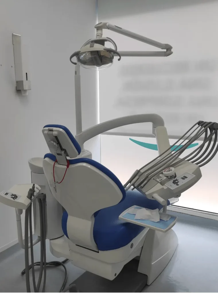 Gabinete dental exterior con luz natural