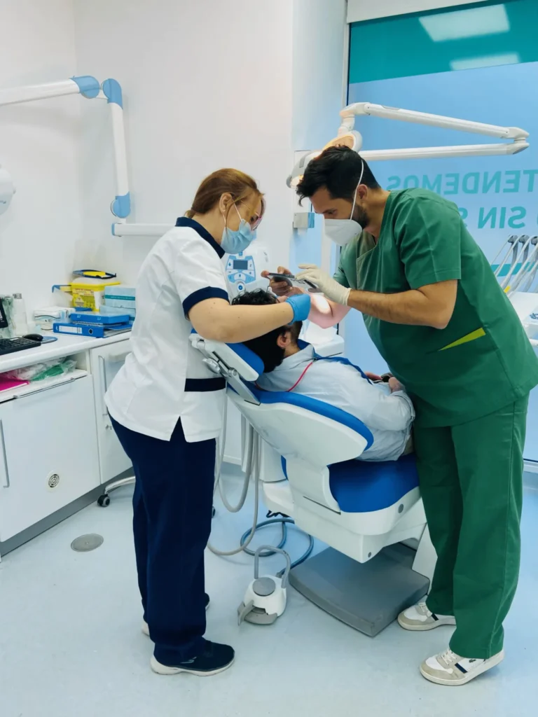 Odontólogos de Clínica Dental Odonty atendiendo a un paciente en Alcorcón