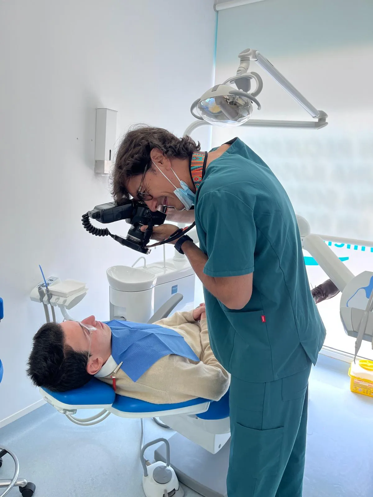 El Dr. Jorge González de Villaumbrosia atendiendo a un paciente de ortodoncia invisible en Clínica Dental Odonty, Alcorcón